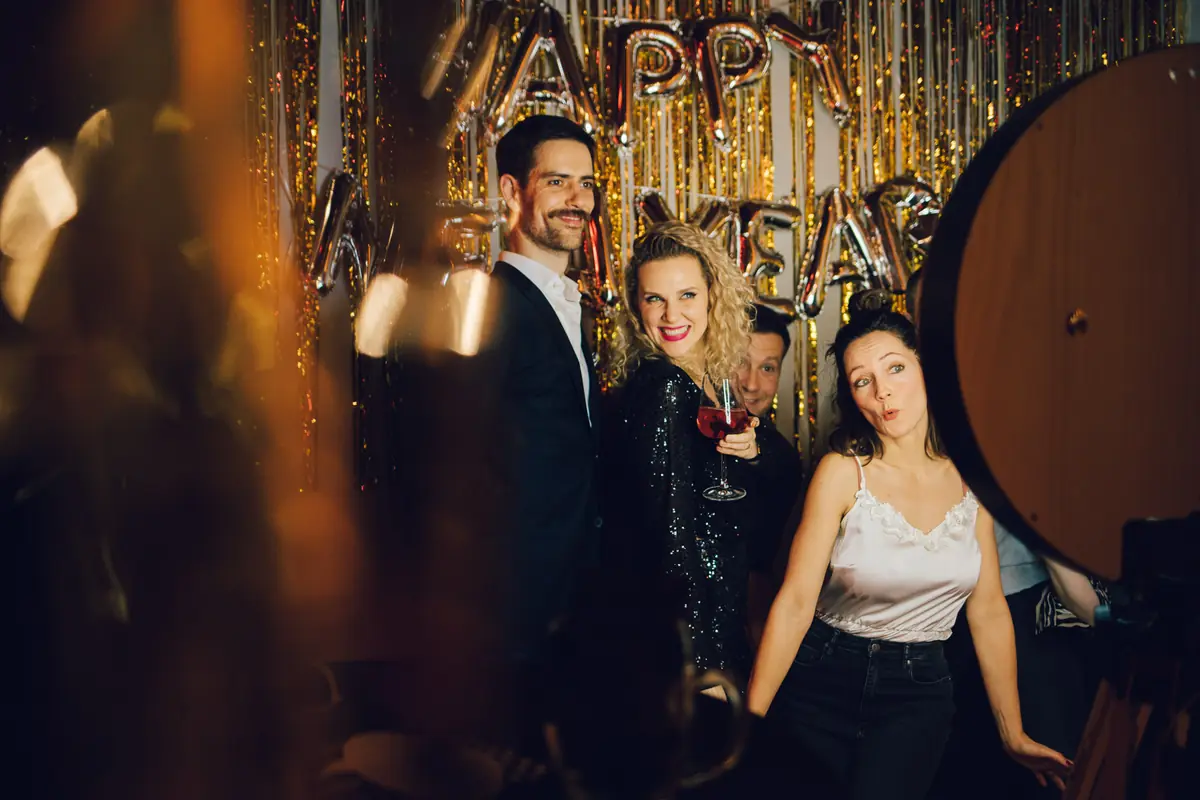 Gäste an der Fotobox bei Silvester in der Alten Turnhalle Berlin