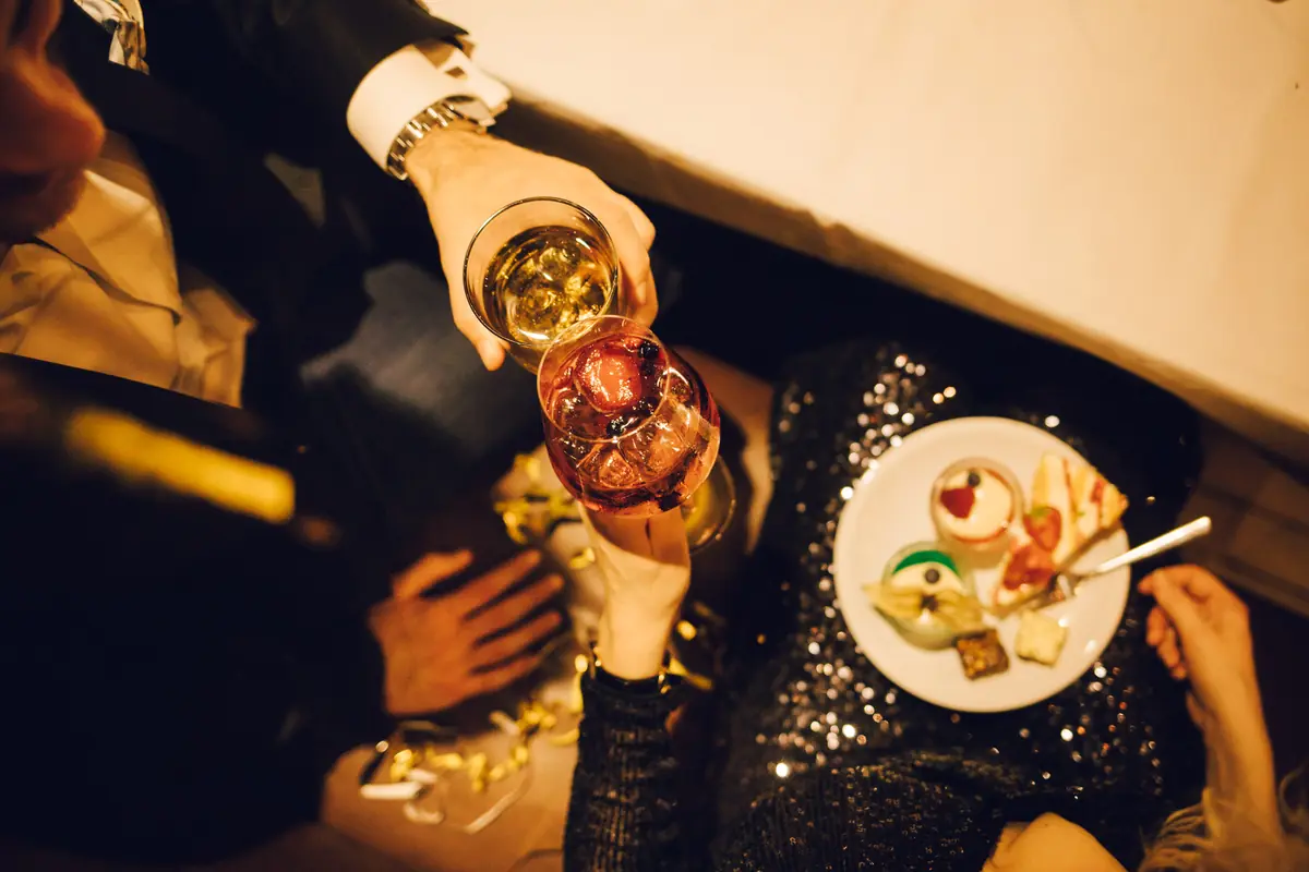 Silvestergäste mit Drinks in der Alten Turnhalle Berlin