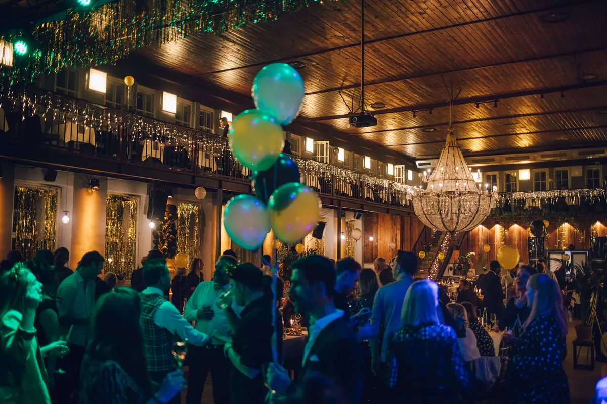 Silvestergäste auf dem Dancefloor der Alten Turnhalle Berlin