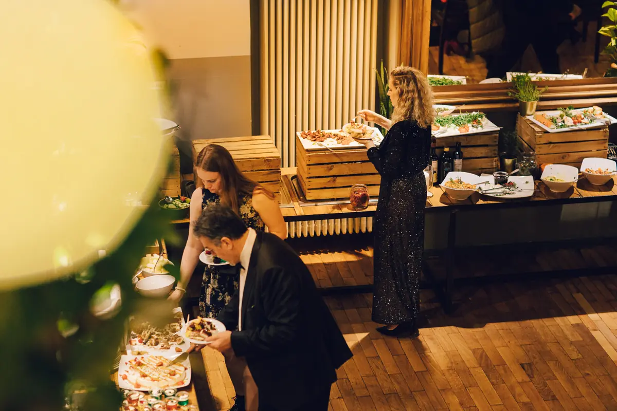 Gäste am Silvesterbuffet in der Alten Turnhalle Berlin